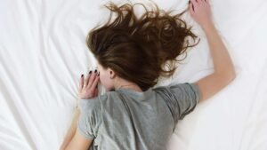 لماذا نتذكر بعض اللحظات وننسى أخرى؟ النوم قد يحمل الإجابة