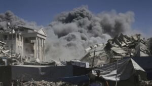 قتلى وعشرات المفقودين إثر انهيار مبنى يؤوي نازحين في غزة