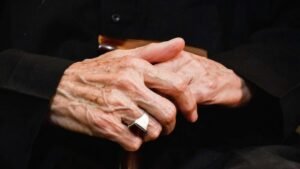 ممرض مصري يتلقى تكريما بعد تحقيقه أمنية مريض… فيديو