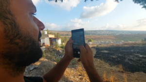 من خلف شاشات الهواتف.. أهالي "المنصوري" في لبنان يوثقون سياسة "الأرض المحروقة" ويناشدون لإنقاذ قراهم