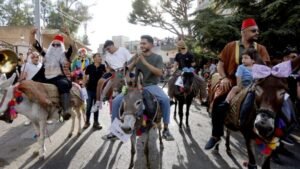 من "زورو" إلى "رامبو"… نجوم من نوع اَخر يتنافسون في سباق الحمير جنوبي لبنان