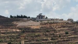 المستوطنون يواصلون تضييق الخناق على قصرة جنوب نابلس وثلاث عائلات تحت حصار قاس