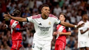 "شيك" من مبابي يلاحق مسؤولا بالمنتخب الفرنسي قضائيا