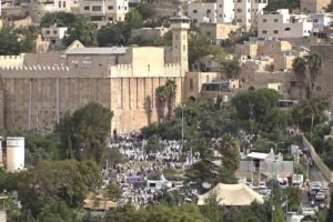 ابن غفير يقتحم الحرم الإبراهيمي ومستوطنون يحرقون ممتلكات فلسطينية في نابلس ورام الله