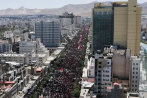 مقتل 4 أشخاص بعد اصطدام سيارة بحشد مؤيد للحكومة في إيران