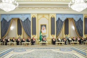 ولي العهد السعودي يستقبل الأمراء والعلماء وجمعاً من المواطنين