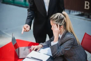 لا تنخدع بوده الكاذب… 8 علامات تكشف أن مديرك الجديد سام