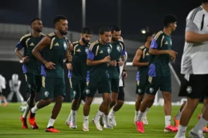 دونيس يعود لقيادة تدريبات «الأخضر»… وعضلة الساق تغّيب تمبكتي