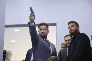 مسدس في يد وزير الصحة السوري يثير الجدل في معرض دمشق