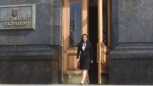 عقوبات زيلينسكي ضدها تدفع ميندل لكشف الحقيقة: أوكرانيا تنزلق نحو دولة الحرب وقمع المطالبين بالسلام