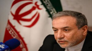 عراقجي وإسحاق دار يبحثان هاتفيا تطورات المنطقة والتعاون الثنائي
