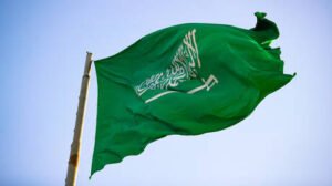 "رويترز" عن شاهد: رؤية ألسنة لهب ودخان قرب مطار العاصمة السعودية الرياض