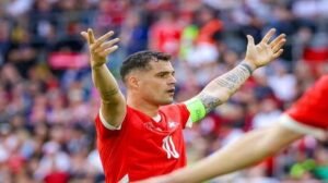 فضيحة تزوير.. نجم منتخب سويسراغرانيت تشاكا يخضع للتحقيق