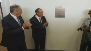 لافروف وبدر عبد العاطي يزيحان الستار عن لوحة تذكارية تخليدا لذكرى الممثلين الدائمين الراحلين