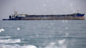 النفط يتدفق عبر هرمز رغم التوترات.. 60 سفينة تعبر المضيق