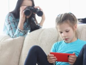 أمان طفلك أم خصوصيته؟ متى يحق لك تفتيش هاتفه دون خسارة ثقته؟