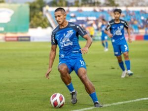 بثروة تفوق 18 مليار يورو.. أغنى لاعب في العالم يبحث عن فريق جديد