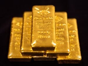 قوة الدولار وتراجع النفط يهبطان بالذهب لأدنى مستوى منذ 7 أسابيع
