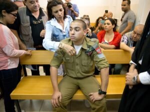 الرئيس الإسرائيلي يعفو عن جندي أجهز على فلسطيني جريح