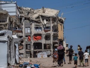 شهداء ومصابون بنيران الاحتلال في غزة وخطة طارئة لإزالة المنازل المتضررة