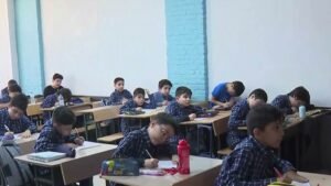 فرح حذِر.. هكذا استقبلت إيران أول أيام العام الدراسي