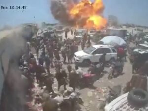اليمن مباشر.. القوات الحكومية تكثف ضرباتها على الحوثيين وأزمة النزوح تتفاقم