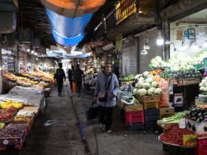 فيديوغراف.. هكذا أثر نزيف الريال على معيشة المواطن الإيراني
