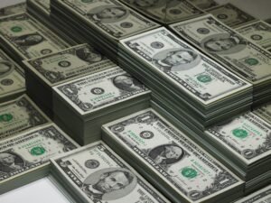 الدولار قرب أعلى مستوى في شهرين قبيل بيانات أمريكية