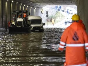 أمطار غزيرة تشلّ إسطنبول وتدفع لتعليق الدراسة