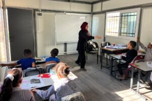 رغم الأزمة المالية.. خطة فلسطينية لدوام كامل بمدارس الضفة