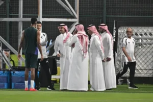الفيصل يلتقي دونيس… وحديث خاص مع كنو قبل نصف نهائي «خليجي 27»