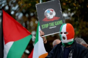 احتجاجات توقف مباراة آيرلندا والنمسا بسبب مواجهة إسرائيل