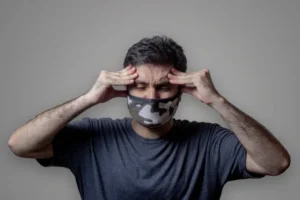 لماذا تنتشر التهابات الحلق في الخريف؟ وكيف تميّزها عن كورونا؟