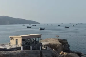 لماذا يبقى النفط فوق 100 دولار رغم عودة البراميل؟