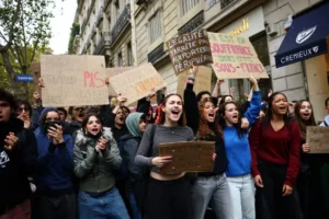 فرنسا: طلاب مدارس ثانوية يدعون للاجتماع برئيس الوزراء لاحتواء حراك طلابي