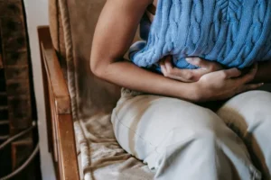 لماذا يزداد الإمساك في الشتاء؟ وكيف تتعامل معه؟