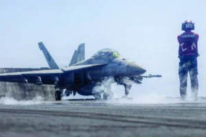 الجيش الأميركي يقصف سفينة شحن حاولت خرق الحصار البحري على إيران