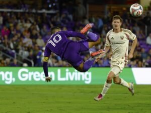 بأسلوب إبراهيموفيتش وهالاند.. هدف بـ"الكعب الطائر" يترشح للأجمل بالدوري الأمريكي (فيديو)