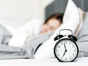 الاستيقاظ بالمنبه أم تلقائيا.. أيهما أفضل لبداية يومك؟