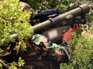 على خلفية نقل متفجرات.. لبنان يُصدر مذكرتي إحضار بحق مسؤوليْن بحزب الله