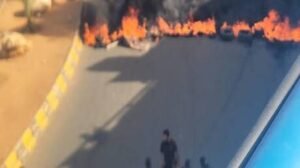 لبنان.. محتجون يقطعون الطريق بالإطارات بمنطقة الجناح في بيروت (فيديو)