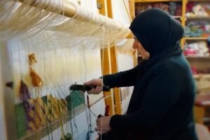 "الكليم" في عرسال.. فن يولد من نباتات الجبل وصبر الحرفيات
