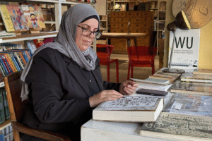 من بين الركام.. كيف حملت سيدة جنوبية ذاكرة مكتبة بنت جبيل؟