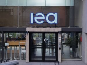 وكالة الطاقة الدولية تسرّع ضخ 100 مليون برميل من الاحتياطيات وتعطي الأولوية للديزل