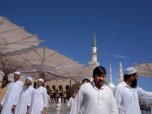14 ثانية أنقذت معتمرا توقف قلبه في المسجد النبوي