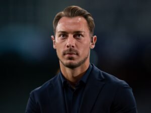 قهر الورم وهزمه الاعتزال المبكر.. يايسله من الكرسي المتحرك إلى دكة الدوري الإنجليزي