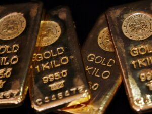 الذهب يتراجع والدولار يترقب بيانات التضخم الأمريكية